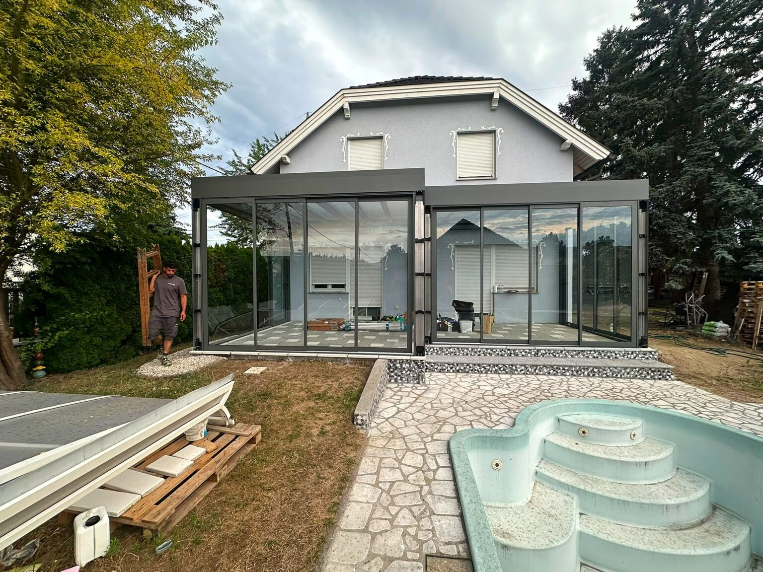 PergoLife CUBE Glasüberdachung am Pool – Kundenprojekt