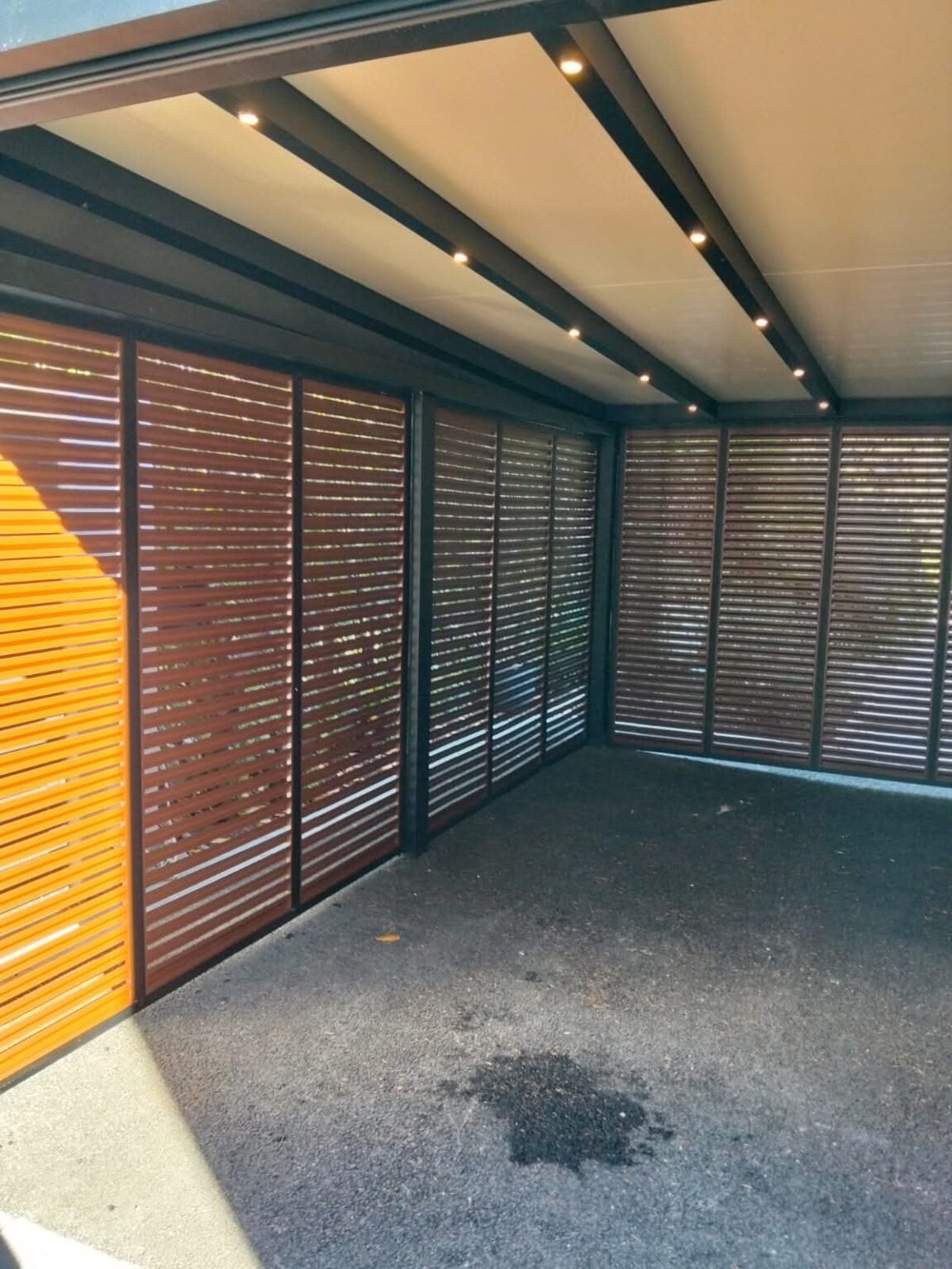 Pergola mit starren Lamellenwänden