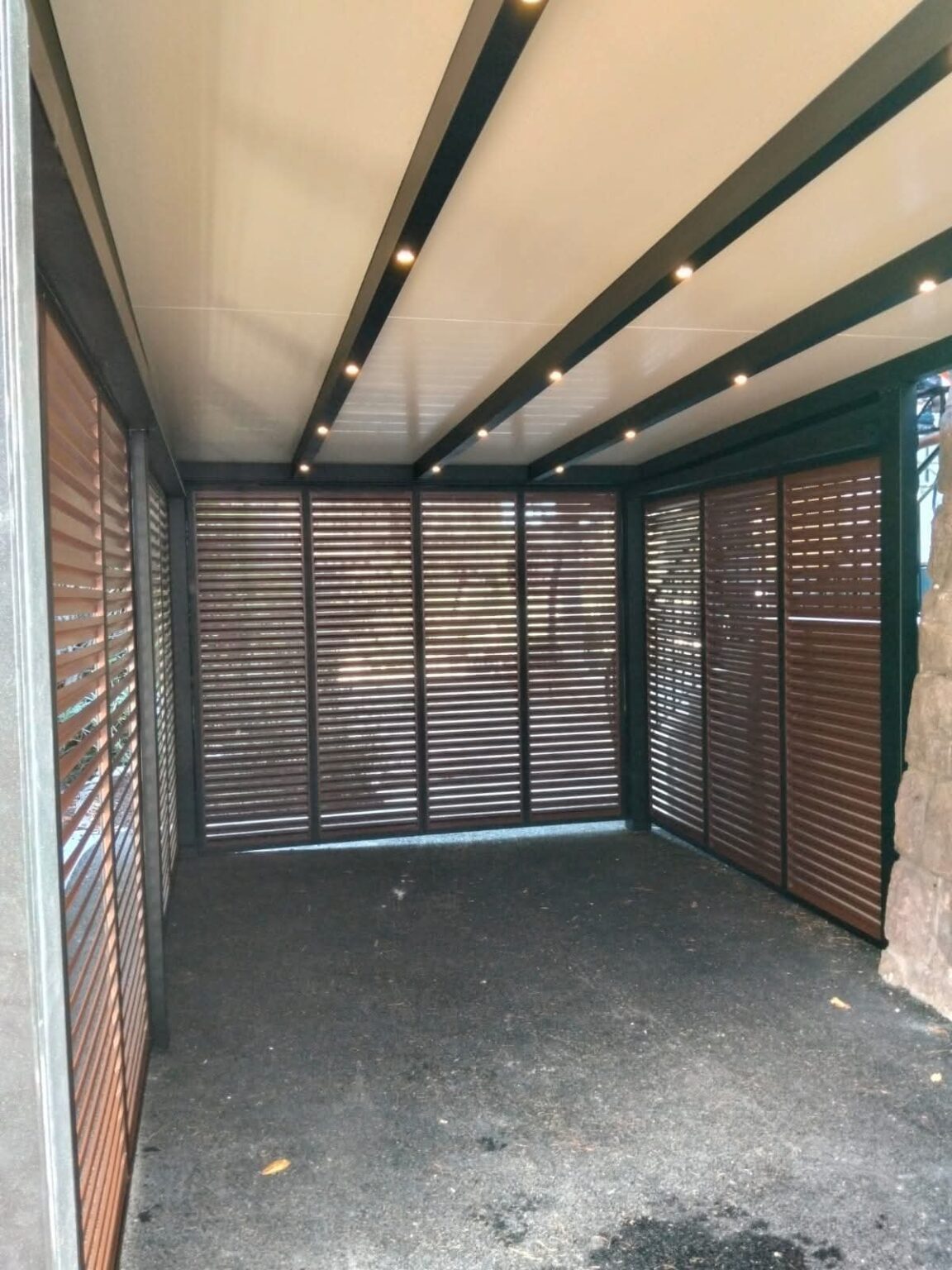 Sichtschutz-Lamellen unter Pergola