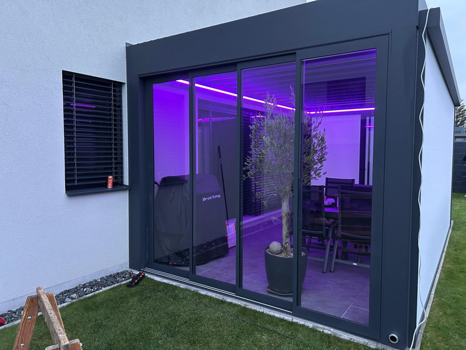SKY NET mit LED-Beleuchtung und Glasschiebewand