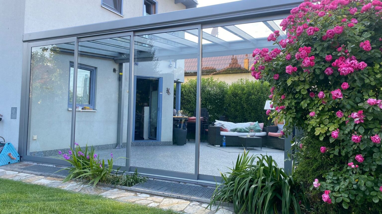 Sommergarten mit Glasdach am Haus